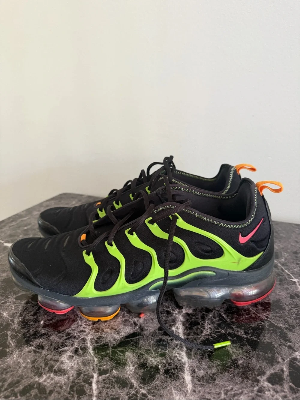 Nike Men's vapor max Black Athletic Sneakers with Neon Green Details - Picture 4 of 9